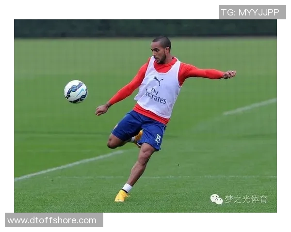 足球明星奔跑姿态解析展现速度与力量的完美结合 足球明星奔跑姿态解析展现速度与力量的完美结合