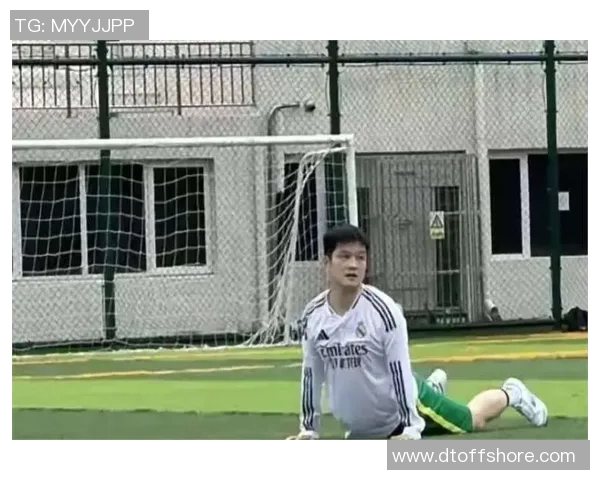 路人偶遇足球明星瞬间捕捉感人互动引发热议视频分享 路人偶遇足球明星瞬间捕捉感人互动引发热议视频分享