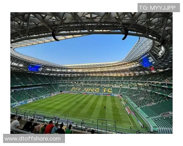 他在绿茵场上闪耀光芒的足球明星传奇故事